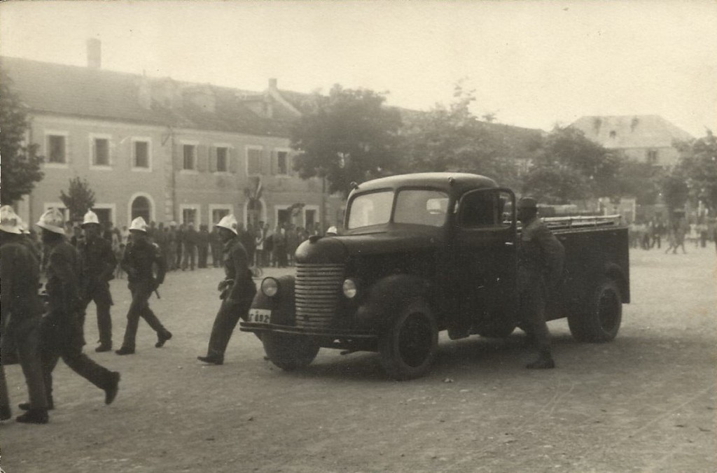 Novine-Vat.Foto 1 - Vjezba na trgu krajem pedesetih godina XX vijeka