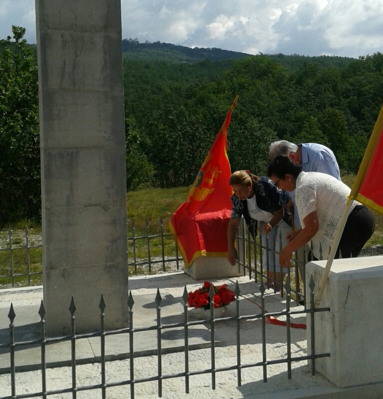 Položeno cvijeće na spomenik „neumrlim junacima sa Vučjega dola“