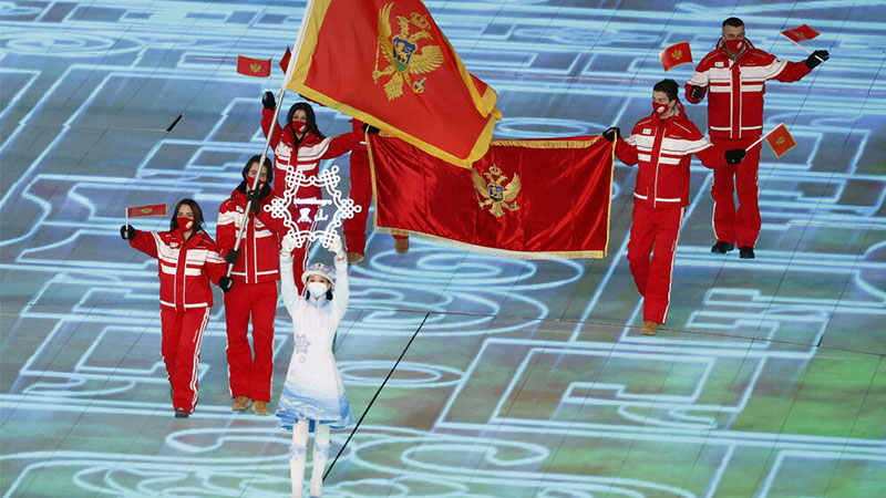 U PEKINGU OTVORENE ZOI: JELENA I ELDAR NOSILI CRNOGORSKU ZASTAVU NA CEREMONIJI OTVARANJA