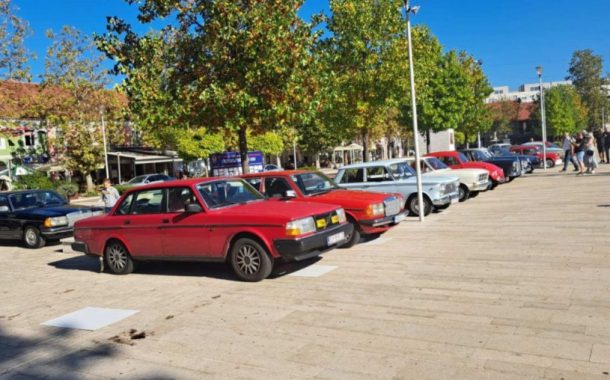 Međunarodna izložba oldtajmera u Nikšiću na Trgu slobode