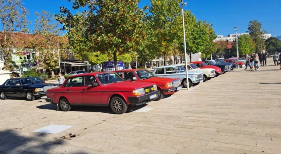 Međunarodna izložba oldtajmera u Nikšiću na Trgu slobode