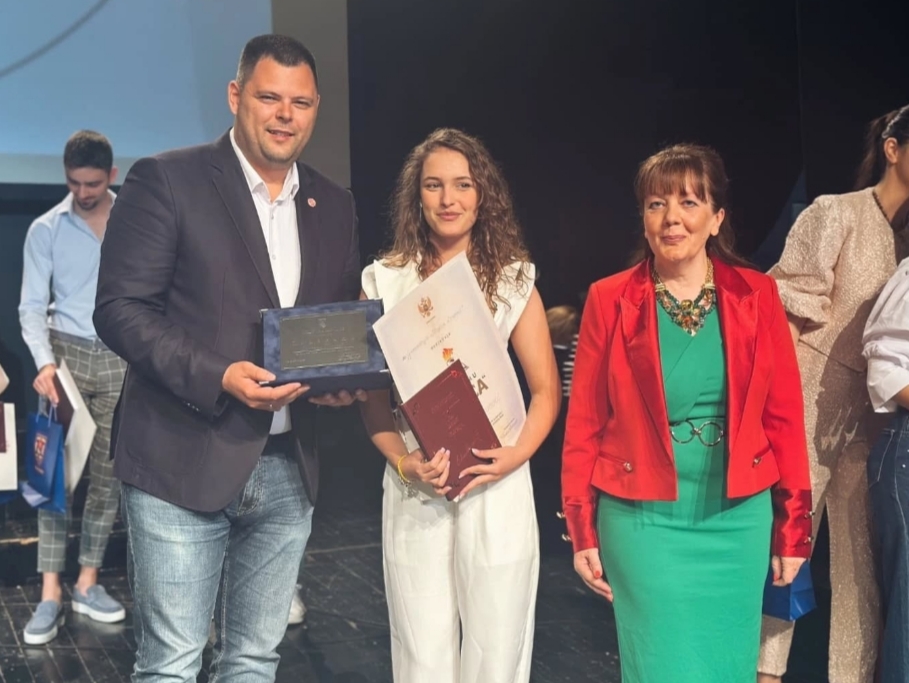 Predsjednik Opštine Nikšić Marko Kovačević u Nikšićkom pozorištu uručio je priznanja gimnazijalcima