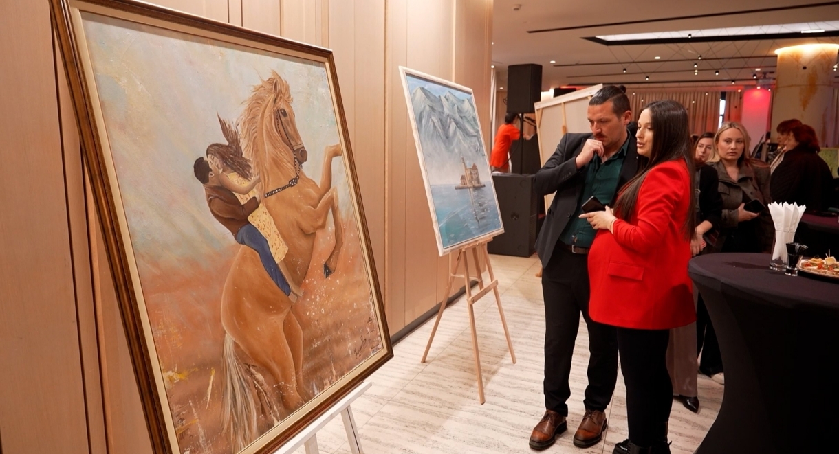 „Moj prvi let“: U Podgorici otvorena prva samostalna izložba Katarine Perić