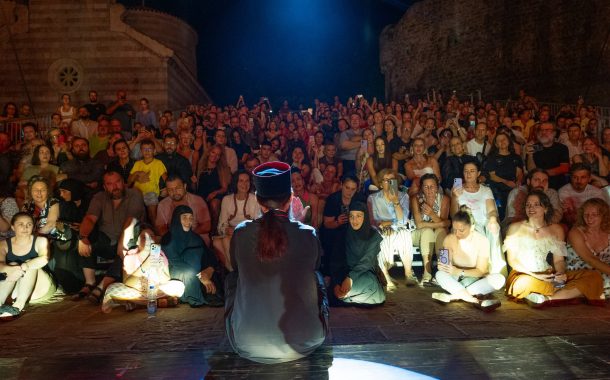NOĆ KOJA JE OTVORILA PROSTOR ZA NEŠTO VEĆE OD NAS: Nikodimos Kabarnos priredio nezaboravno veče u Budvi